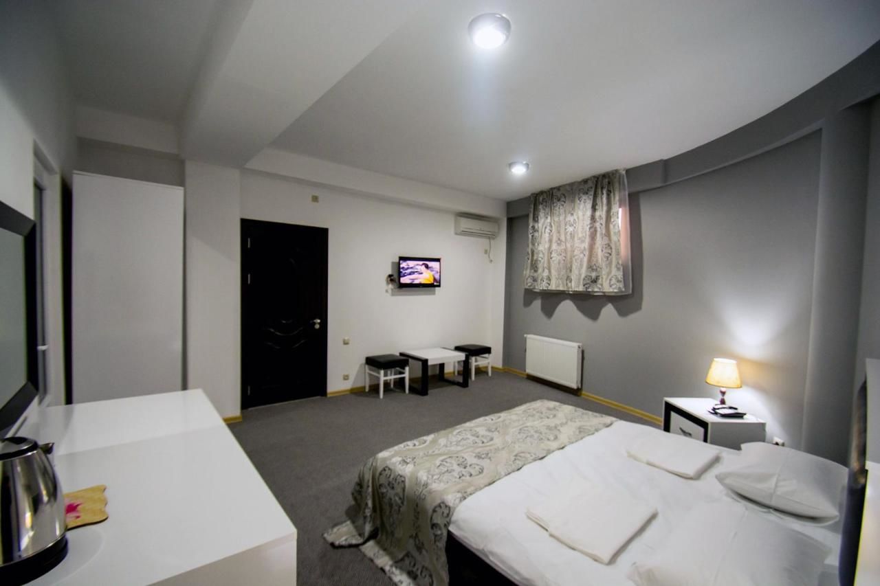 Отель Hotel Batoni Near Airport Тбилиси-21