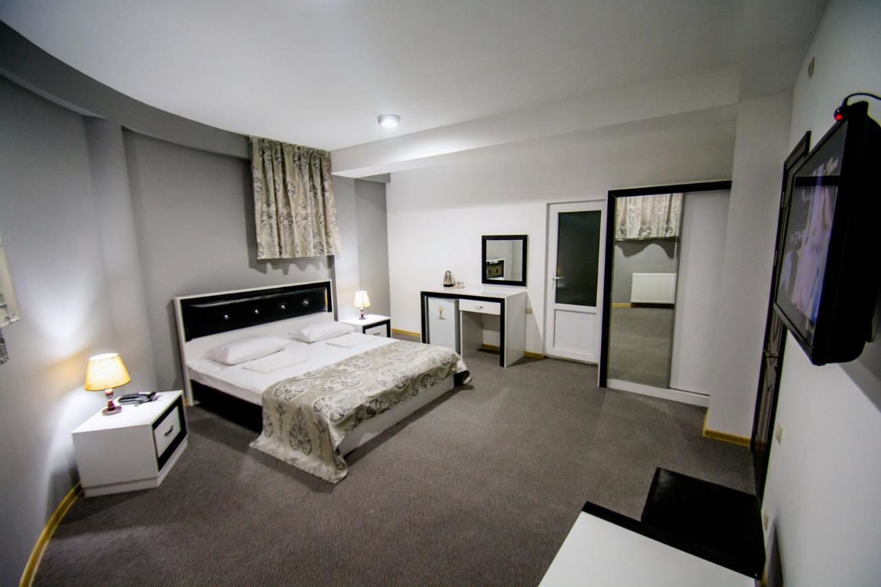 Отель Hotel Batoni Near Airport Тбилиси-22