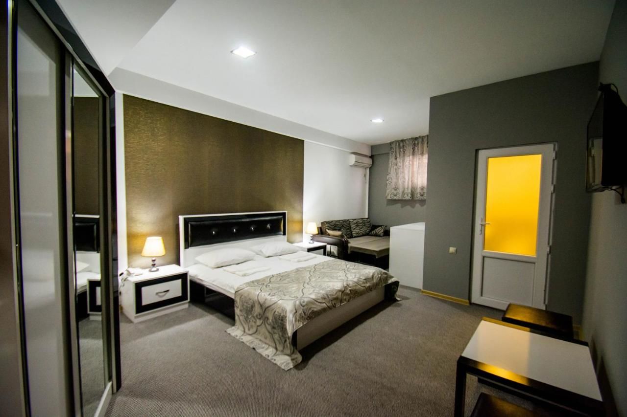 Отель Hotel Batoni Near Airport Тбилиси-30