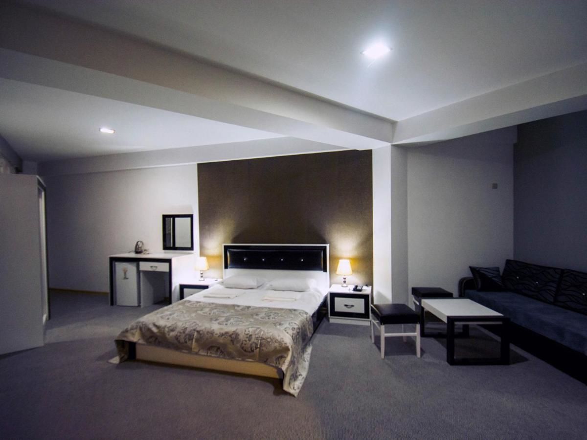 Отель Hotel Batoni Near Airport Тбилиси-36