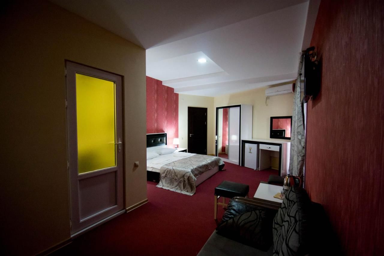 Отель Hotel Batoni Near Airport Тбилиси-37