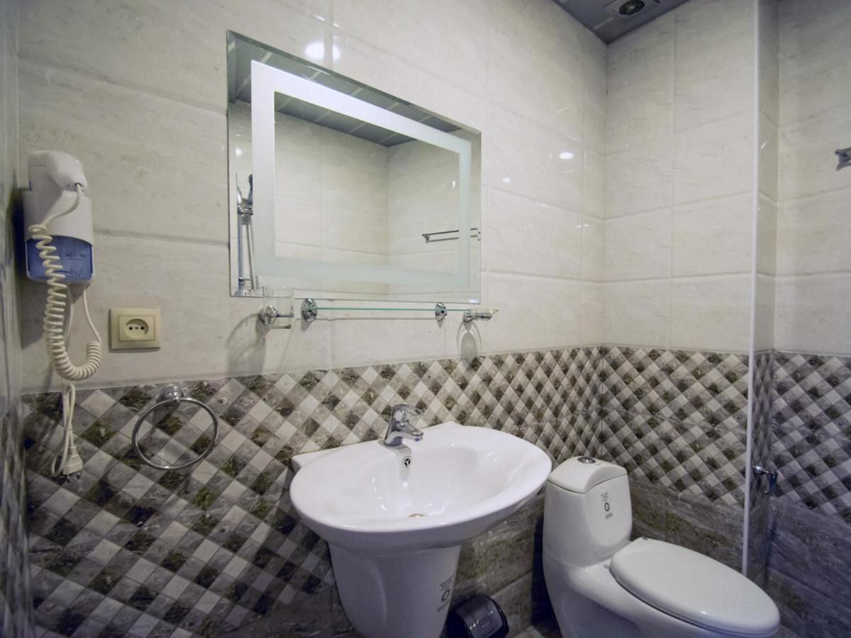 Отель Hotel Batoni Near Airport Тбилиси-44