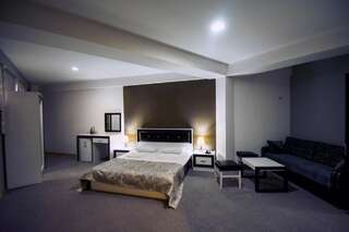 Отель Hotel Batoni Near Airport Тбилиси Трехместный номер «Комфорт»-2