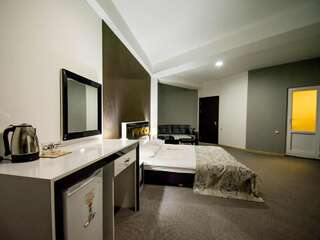 Отель Hotel Batoni Near Airport Тбилиси Трехместный номер «Комфорт»-7