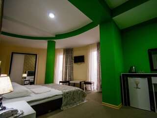 Отель Hotel Batoni Near Airport Тбилиси Улучшенный двухместный номер с 1 кроватью-10