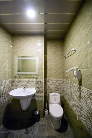 Отель Hotel Batoni Near Airport Тбилиси Улучшенный двухместный номер с 1 кроватью-22