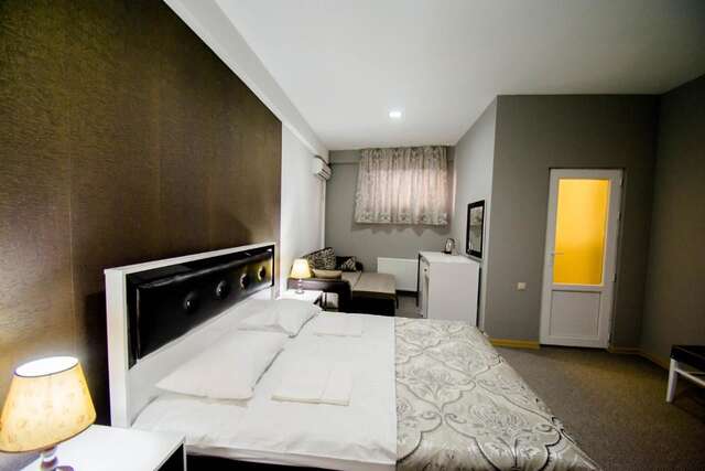 Отель Hotel Batoni Near Airport Тбилиси-30