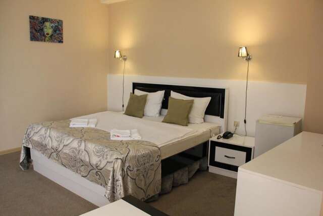 Отель Hotel Batoni Near Airport Тбилиси-5
